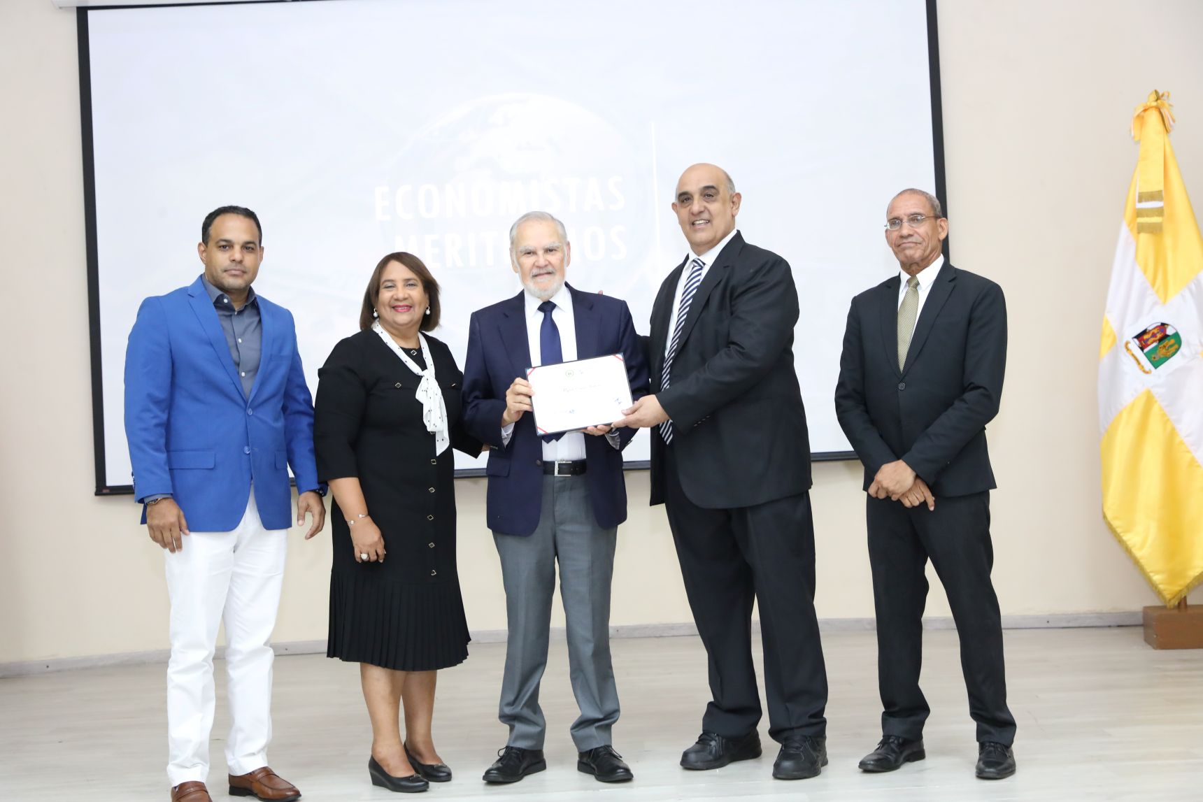 Miguel Ceara Hatton recibe reconocimiento por sus aportes a la economía dominicana