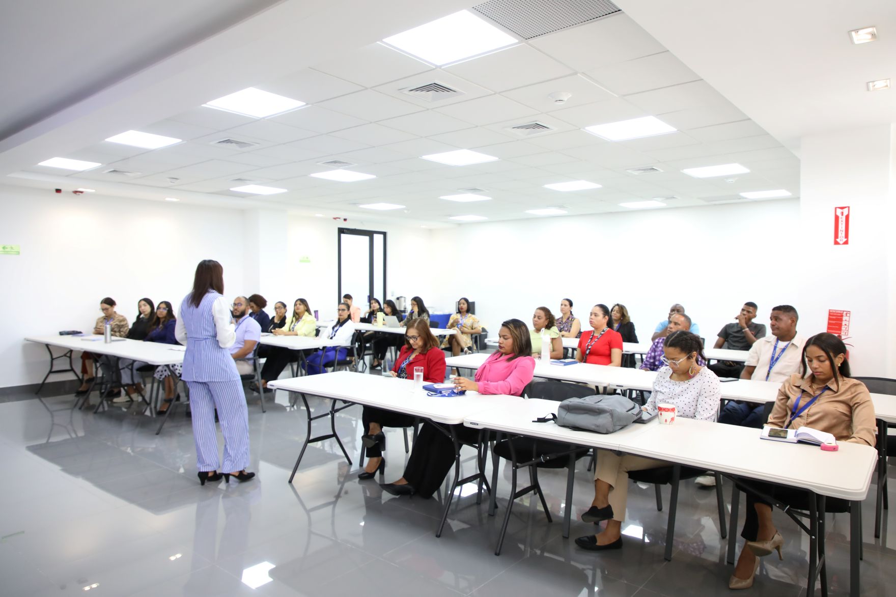 Fortaleciendo la equidad: SISALRIL capacita a su personal en género y derechos de la mujer.