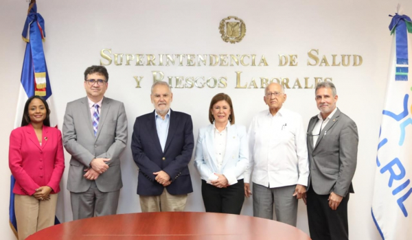 Miguel Ceara Hatton recibe a representaste de la OPS y miembros RedETSA